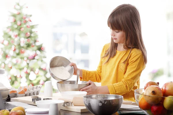 Schattig littlet meisje koken — Stockfoto