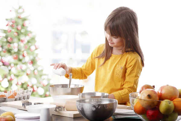 Милая маленькая девочка готовит — стоковое фото