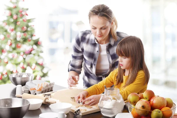 Daughter and  mom baking cookies — Stock Photo, Image