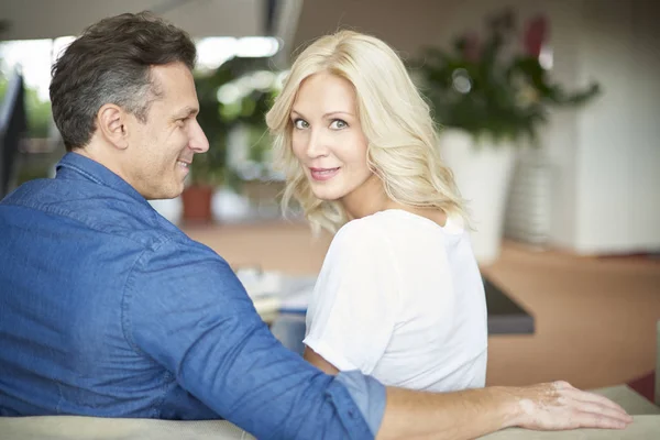 Couple sitting on sofa — Stock Photo, Image