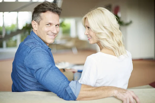 Middle aged couple sitting — Stock Photo, Image