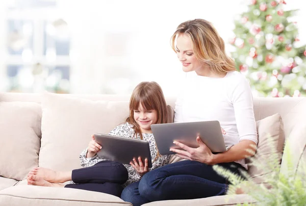 Moeder en meisje met behulp van computers — Stockfoto