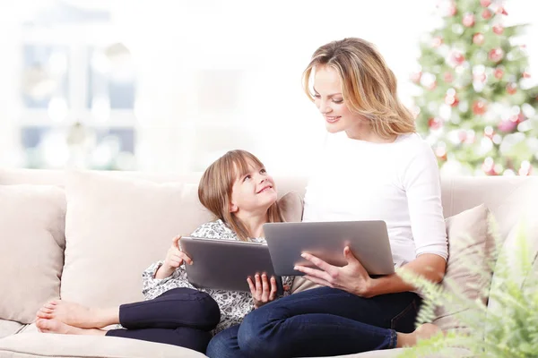 Mama i dziewczyna za pomocą komputerów — Zdjęcie stockowe
