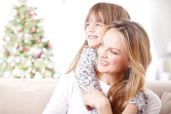 Flicka kramar hennes glada mor — Stockfoto
