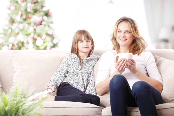 Anne ve kızı birlikte oturan — Stok fotoğraf