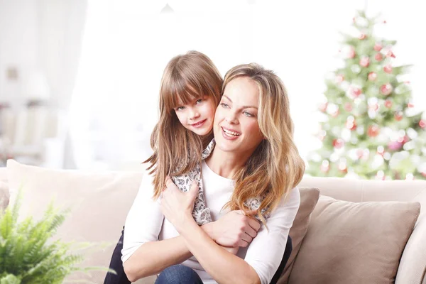 Meisje die haar gelukkige moeder knuffelen — Stockfoto