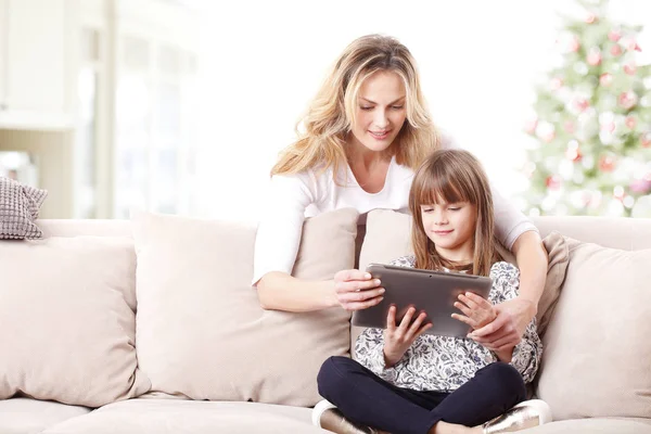 Samen met moeder met behulp van digitale tablet — Stockfoto