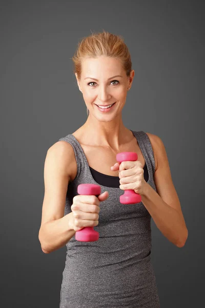 Vrouw aan het trainen met gewichten — Stockfoto