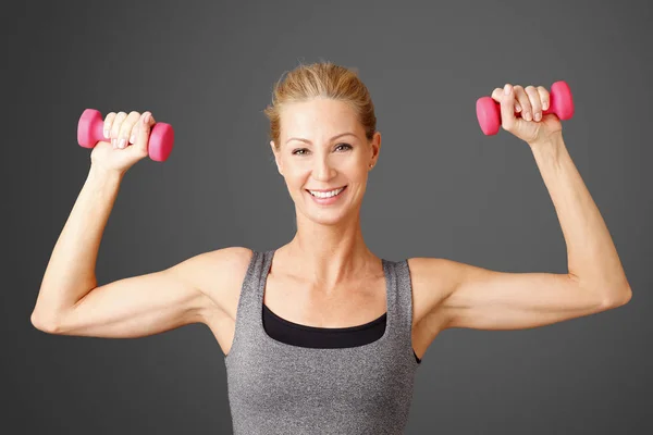 Vrouw aan het trainen met gewichten — Stockfoto