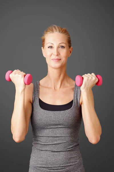 Vrouw aan het trainen met gewichten — Stockfoto