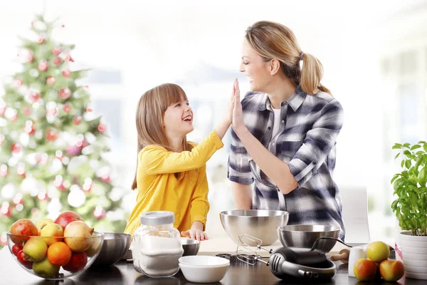 Hija y mamá dando una alta cinco —  Fotos de Stock