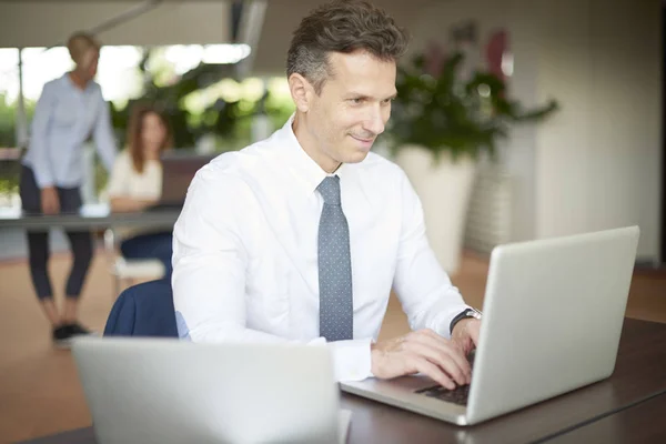 Biznesmen korzystający z laptopa — Zdjęcie stockowe