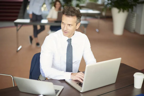 Homem de negócios usando laptop — Fotografia de Stock