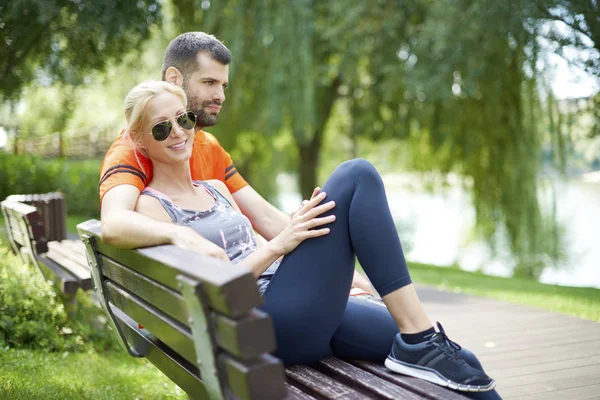 Paret sitter på bänken — Stockfoto