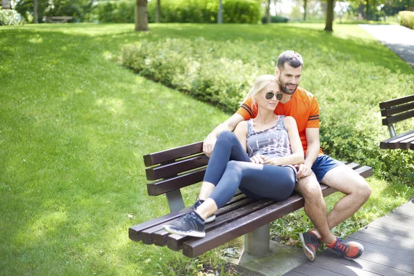 Casal relaxante no banco — Fotografia de Stock