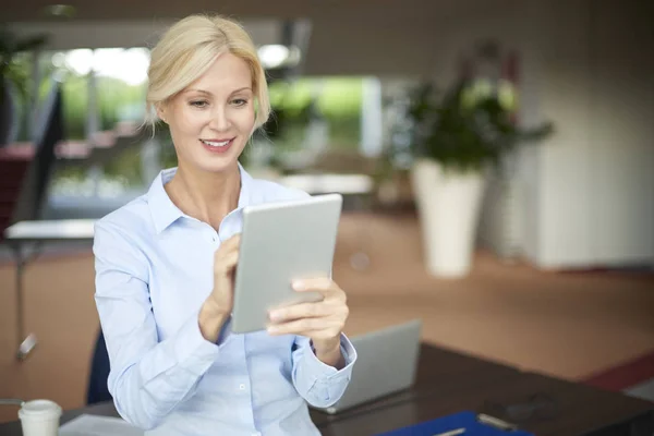 Geschäftsfrau nutzt ihr digitales Tablet — Stockfoto