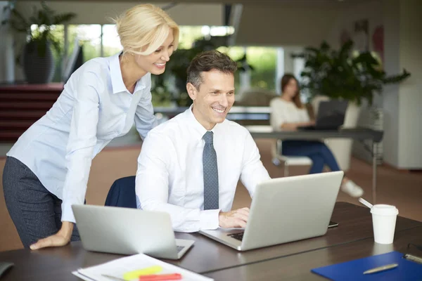 Rådgivare sitter framför laptop — Stockfoto