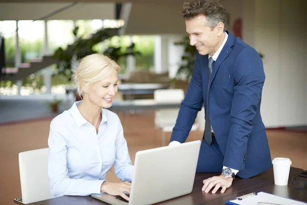 Assistente che lavora su laptop — Foto Stock