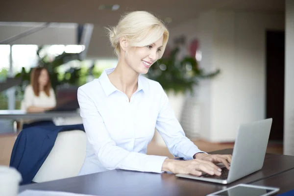 Affärskvinna arbetar på sin bärbara dator — Stockfoto