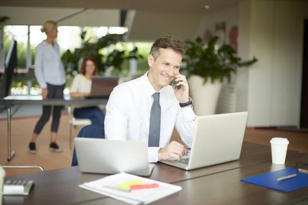 Empresario hablando en su móvil — Foto de Stock