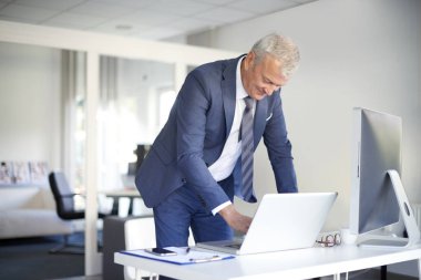 işyerinde duran işadamı 