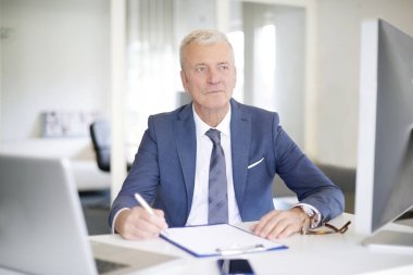 onun iş istasyonunda oturan Yöneticisi