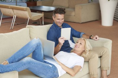 onu laptop kullanan kadın 