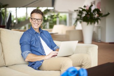  dizüstü bilgisayar kullanan casual adam 