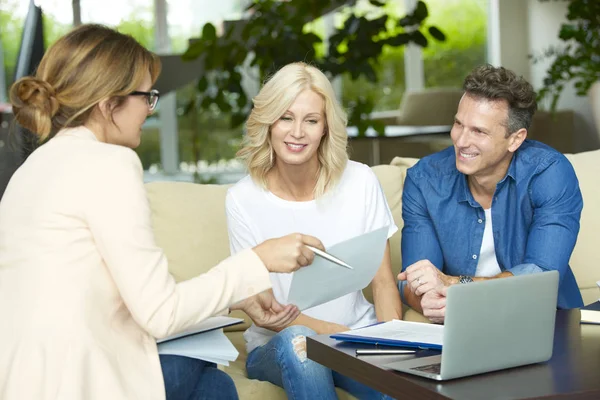 Paar berät sich mit Immobilienmakler — Stockfoto