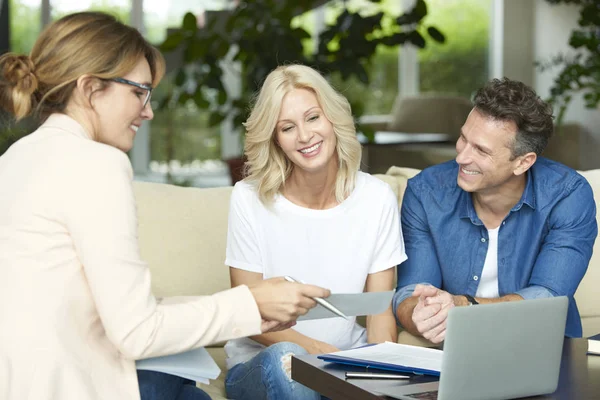 Paar overleg met makelaar — Stockfoto