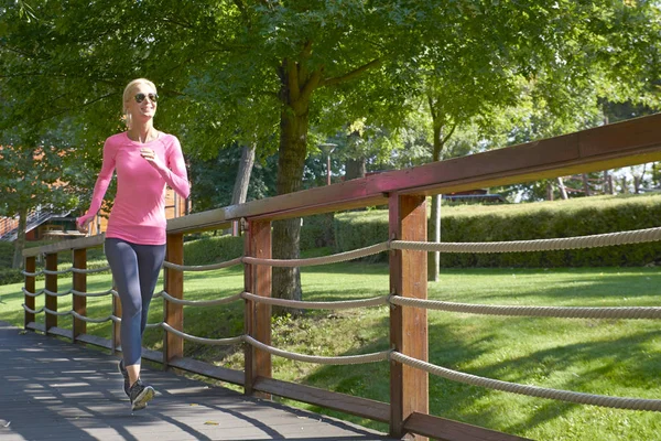 Sportig kvinna springer utomhus. — Stockfoto