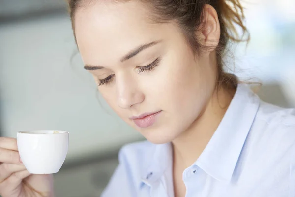 コーヒーを飲む女性実業家 — ストック写真