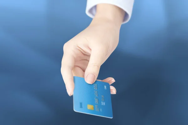 Ręczne trzymanie karty kredytowej — Zdjęcie stockowe