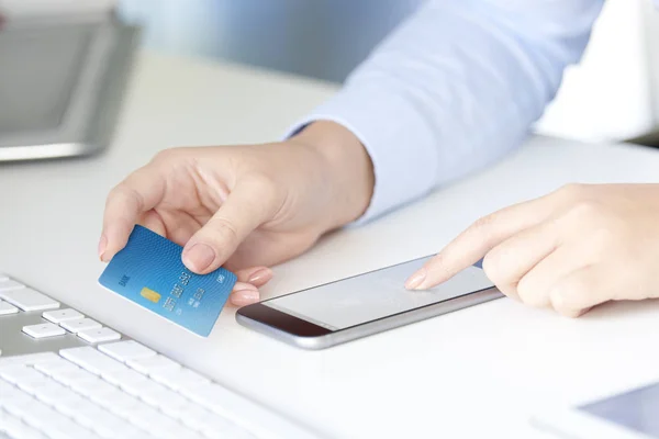 Zakenvrouw holding bankkaart — Stockfoto