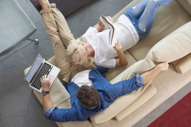 Çift kanepede birlikte rahatlatıcı