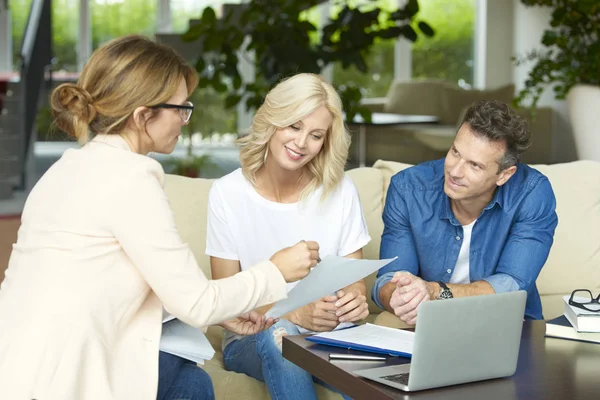 Paar berät sich mit Immobilienmakler — Stockfoto