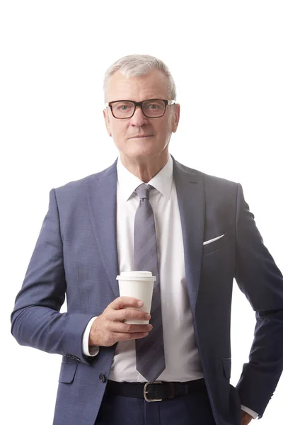 Geschäftsmann mit einer Tasse Kaffee im Stehen — Stockfoto