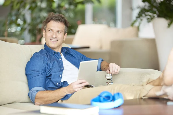 Homem casual trabalhando — Fotografia de Stock