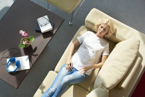 Femme sieste sur le canapé dans sa maison — Photo