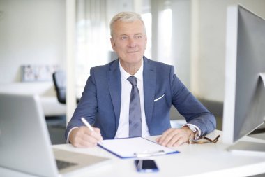 bilgisayar başında oturan Yöneticisi 