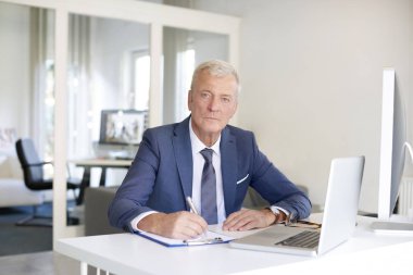 bilgisayar başında oturan Yöneticisi 