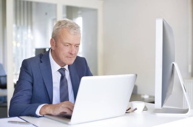 ofiste oturan ve çalışan adam 