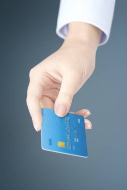 El ele tutuşan kredi kartı