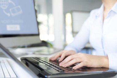 klavyede yazarak eller