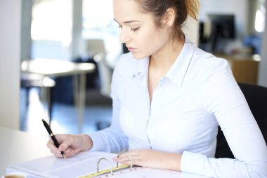  dolma kalem kullanarak iş kadını 