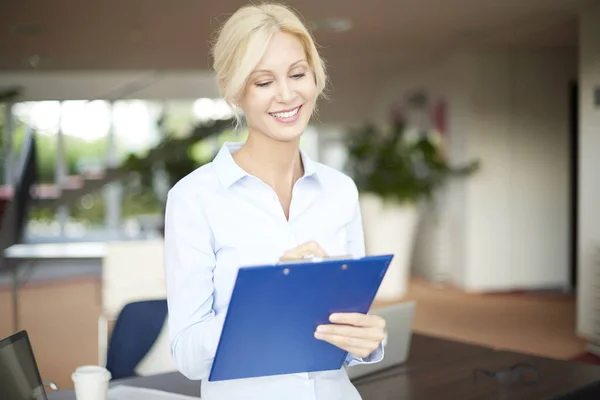 Mujer sujetando portapapeles — Foto de Stock