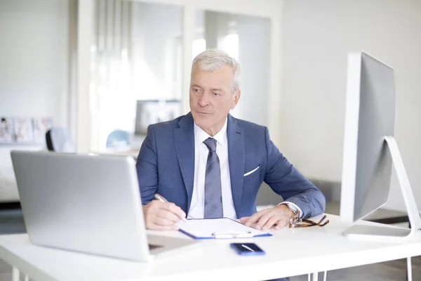 Uomo d'affari seduto davanti al computer — Foto Stock