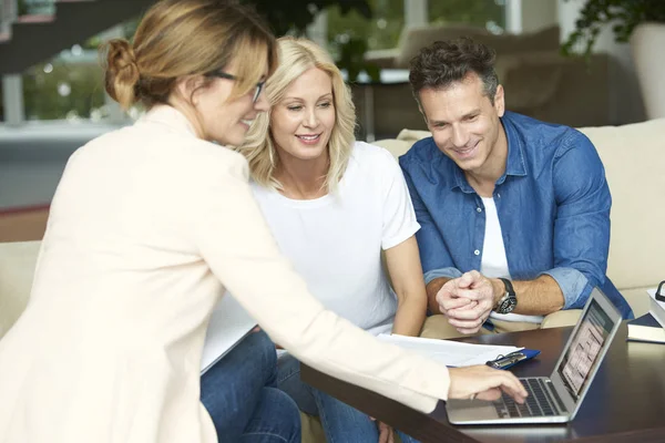 Couple consultant avec l'agent immobilier — Photo