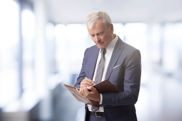 Financial manager writing notes — Stock Photo, Image