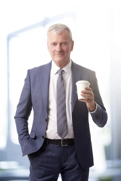 Directeur holding een kop koffie — Stockfoto